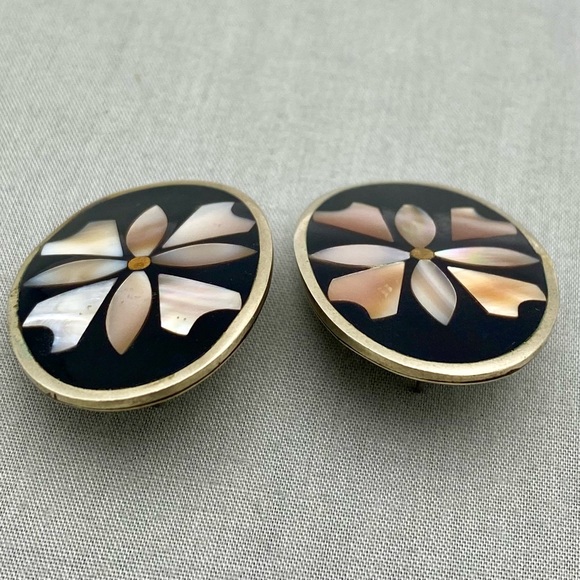 Mexico Alpaca Silver Oval Earrings with Floral Patterned Mother of Pearl Inlay - Picture 5 of 9